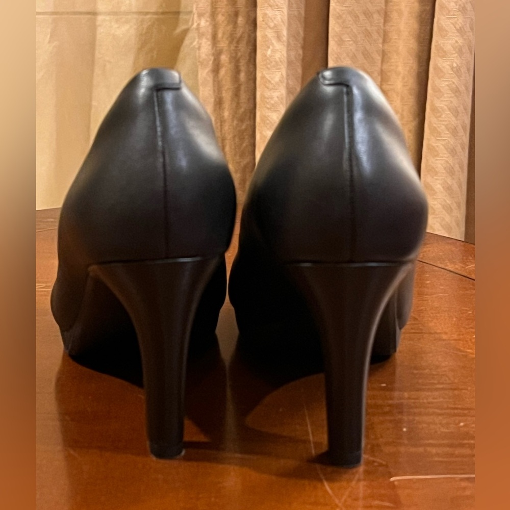 Clarks Ultimate Comfort heels/ pumps. Cushioned insole, arch support. Black. 9 - Picture 8 of 15